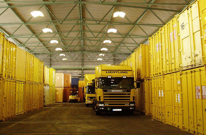 Containerlager in Halle mit Deckenkran in Eberswalde