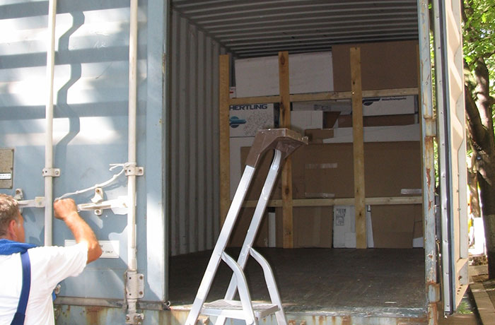 Beladung Container für Überseeumzug in Eberswalde