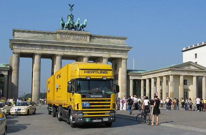 Fernumzug Deutschland Lkw vor Brandenburger Tor