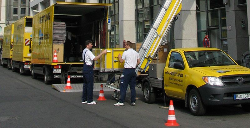 HERTLING Umzugsunternehmen Büroumzug Berlin mit Möbellift