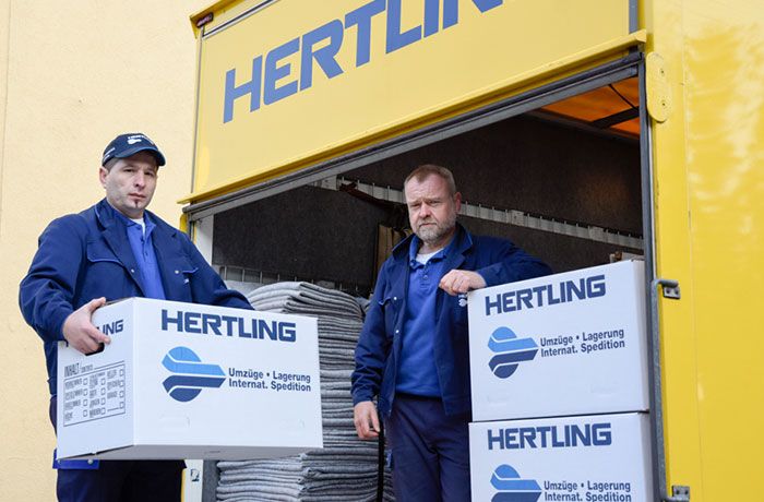 Hertling Mitarbeiter beim Entladen eines Umzugstransporters