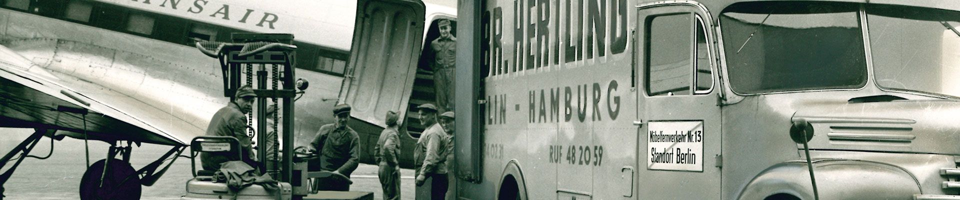 HERTLING historisches Bild LKW auf dem Flughafen am Flugzeug in Berlin