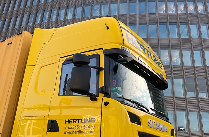 Büroumzug Hertling LKW vor Bürogebäude
