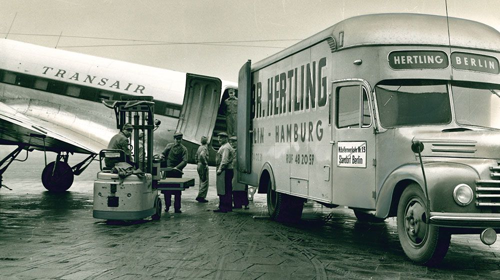 HERTLING Umzüge historisches Bild Umzugs LKW am Flugzeug