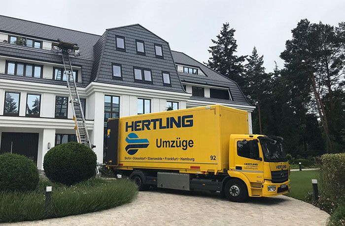 Umzug mit Schrägaufzug in Hamburg