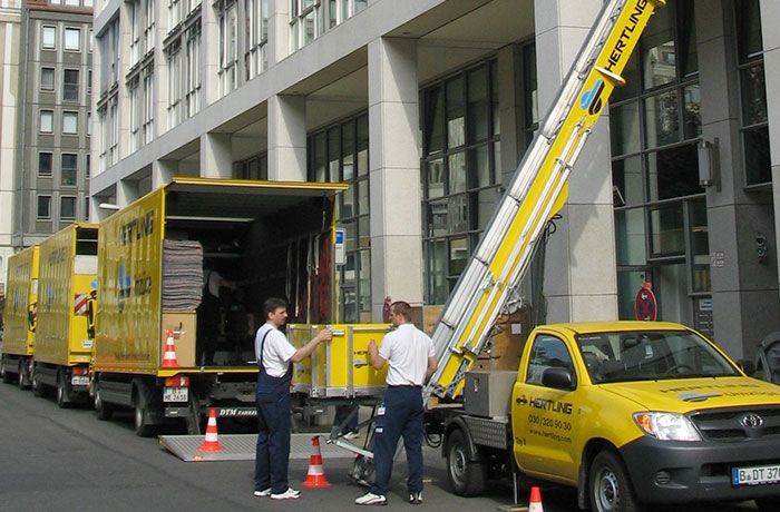 LKW 2 Mann und Möbellift bei Büroumzug